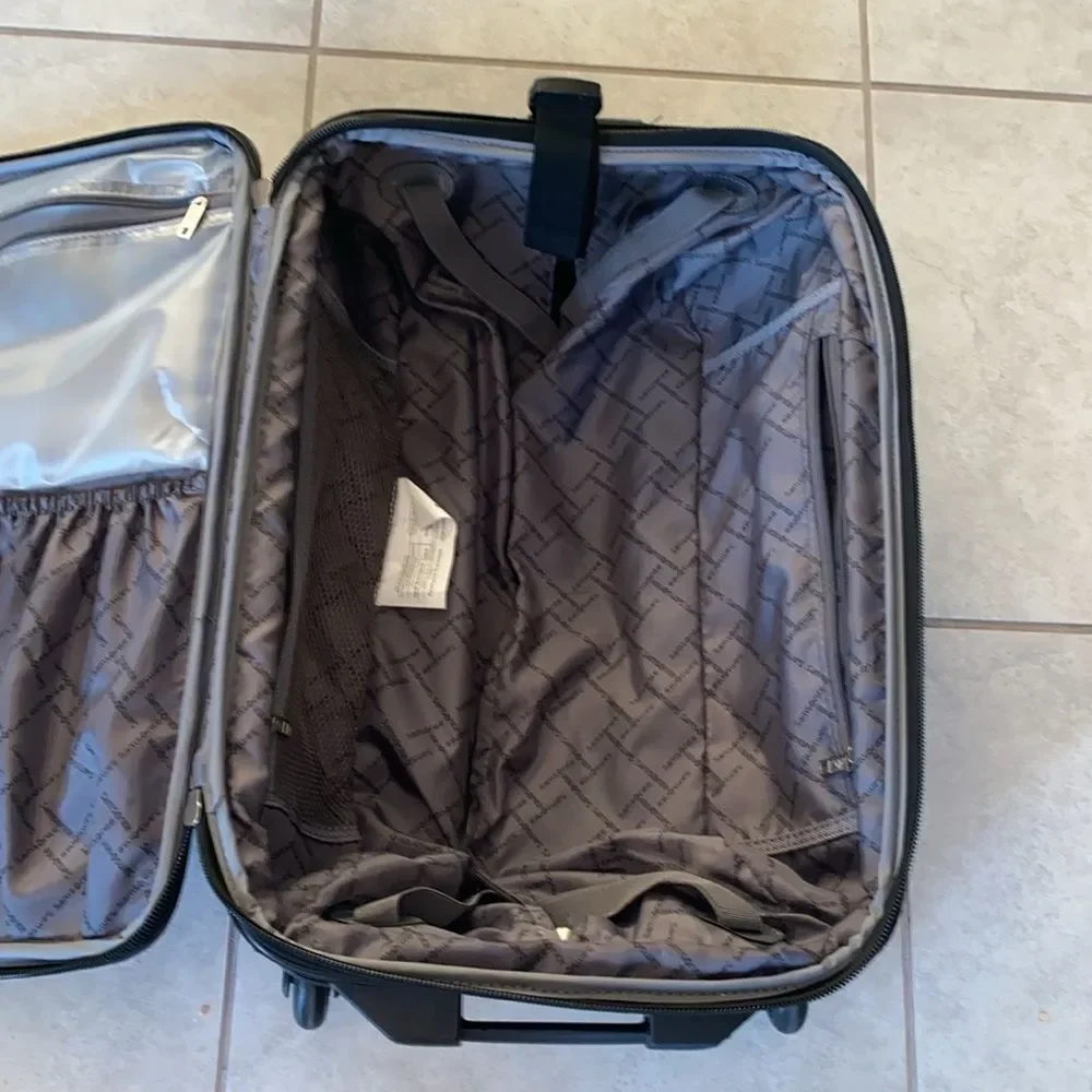 Samsonite Grey Softshell Rolling Upright Suitcase Telescoping Handle Luggage
